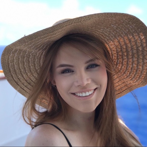 Meet your Posher, Carli - Picture 2 of 2